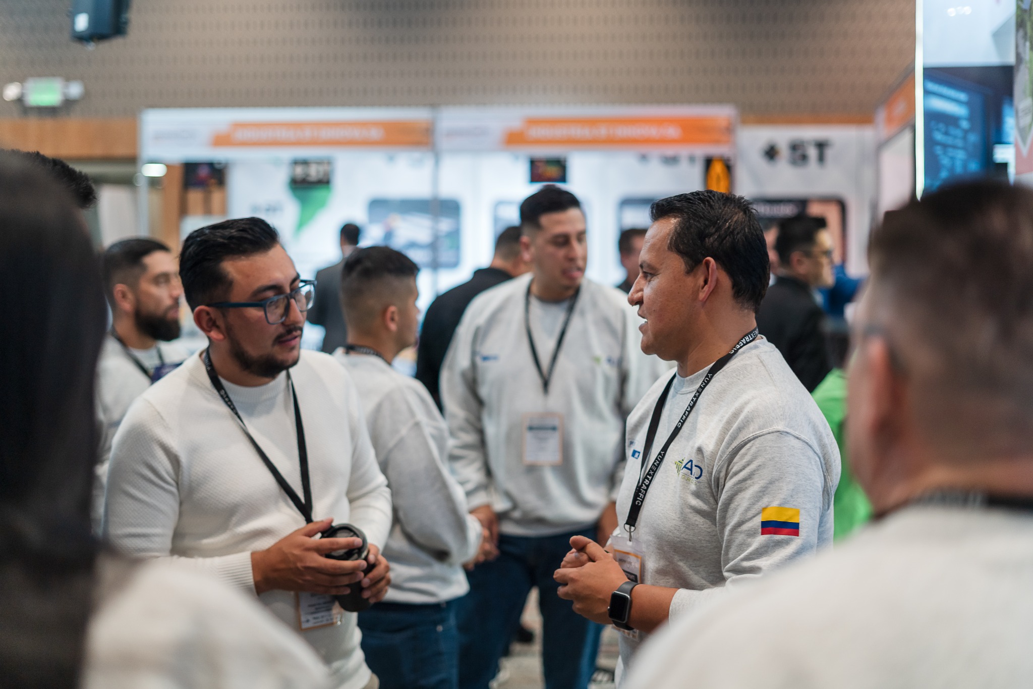 Evidencia 1 conversaciones técnicas en el stand de AID GROUP