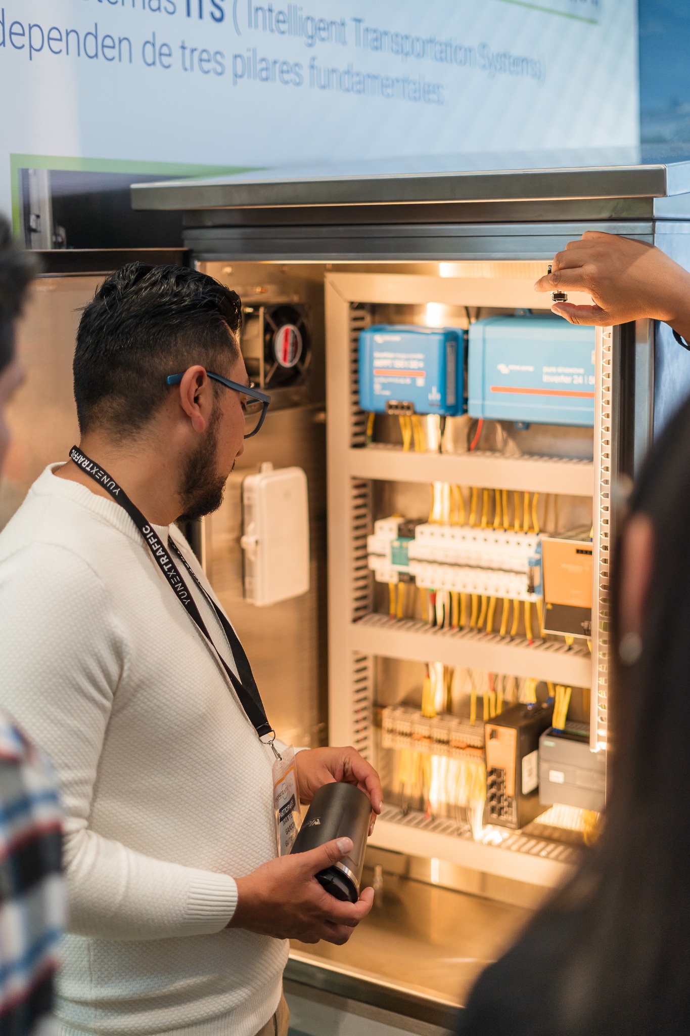Detalle de gabinete ITS abierto mostrado durante la feria
