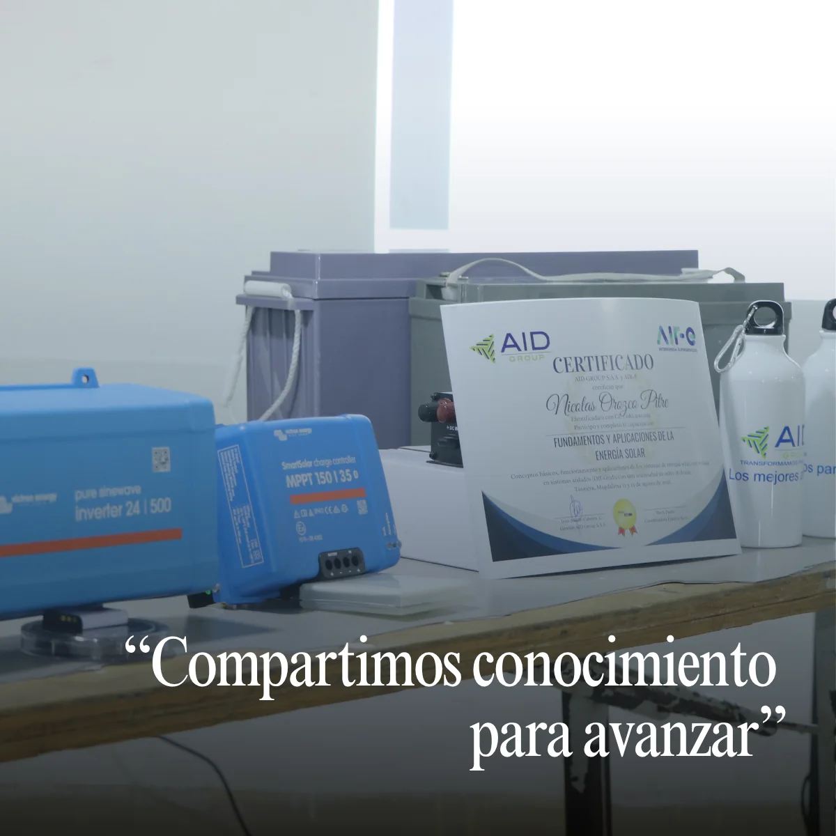 Materiales y certificado del curso de energía solar AID GROUP en Tasajera