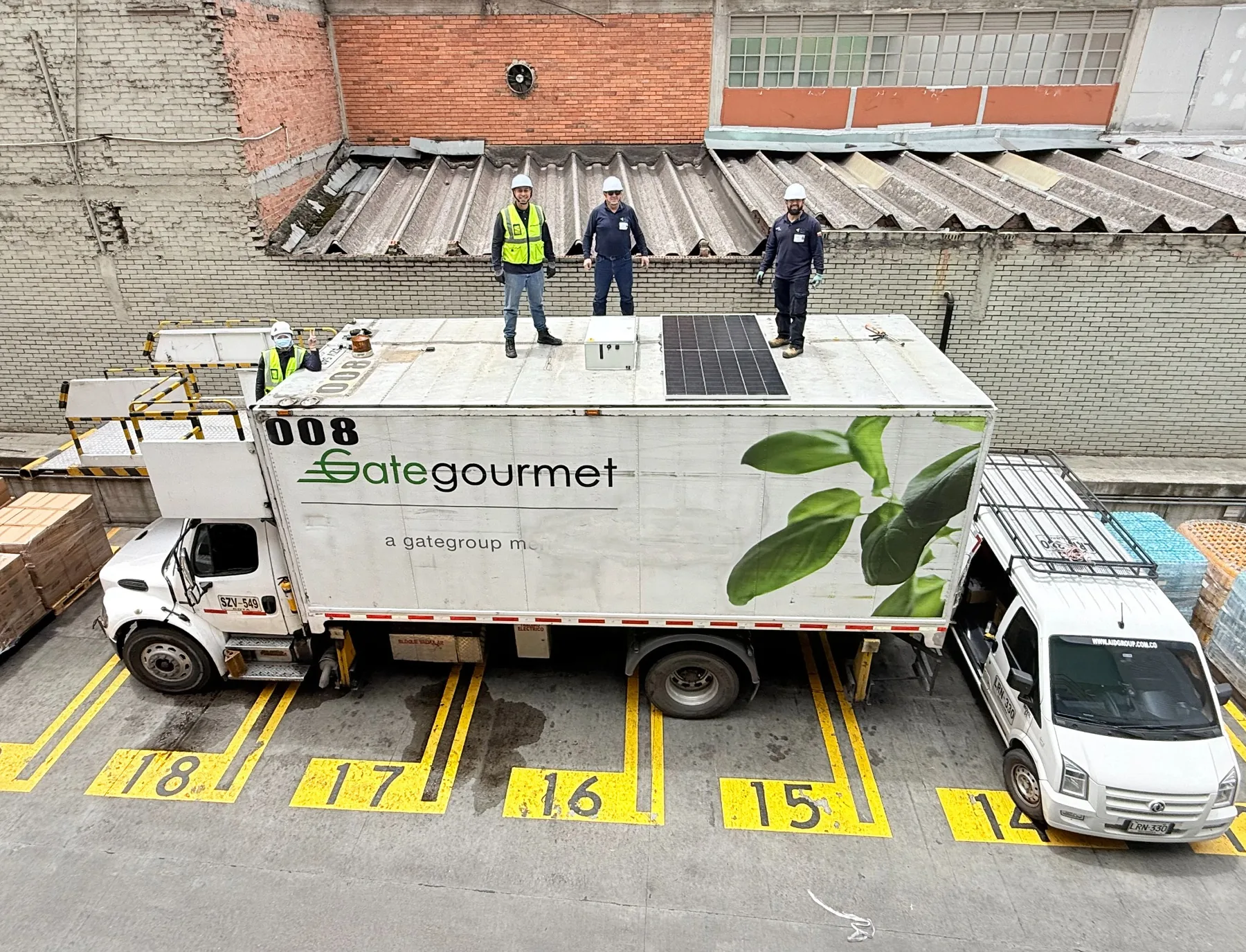 Integración de energía solar y CCTV para vehículos realizada por AID GROUP
