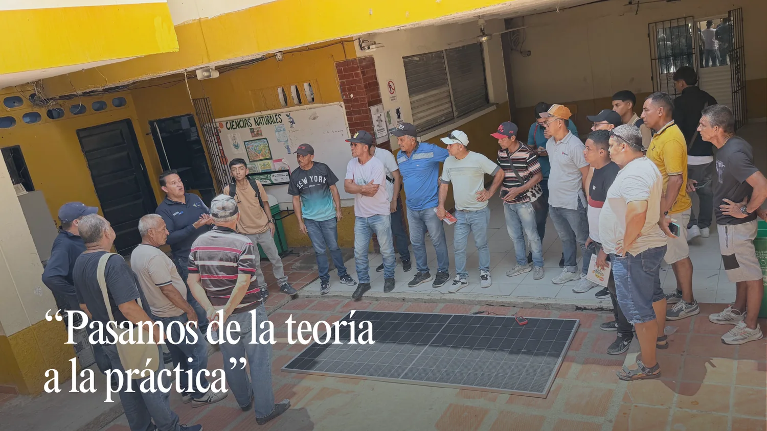 Taller práctico con panel solar durante capacitación de AID GROUP en Tasajera