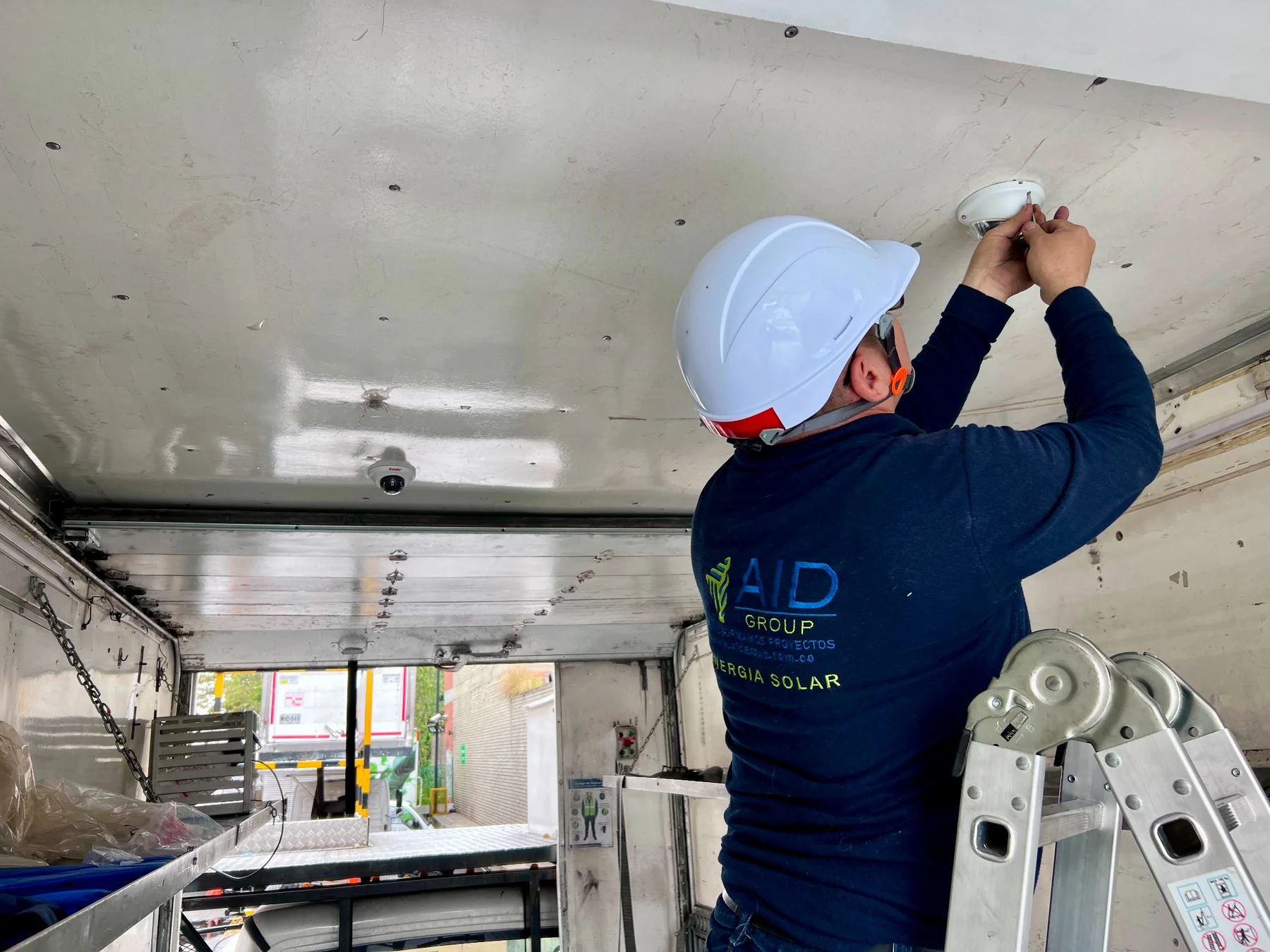 Instalación de cámara de seguridad dentro de camión por AID GROUP
