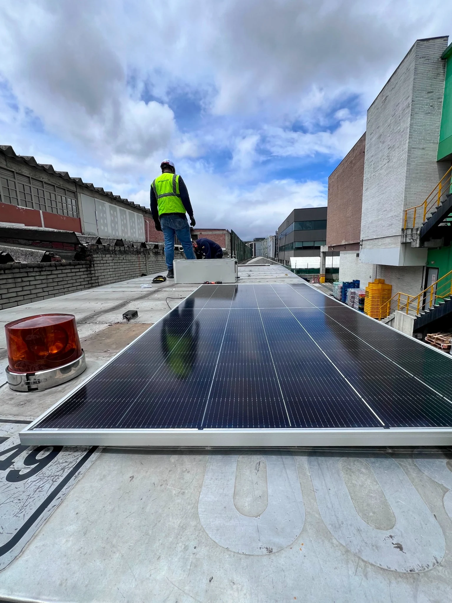 Panel solar instalado sobre techo de camión para alimentar cámaras, GPS y comunicaciones