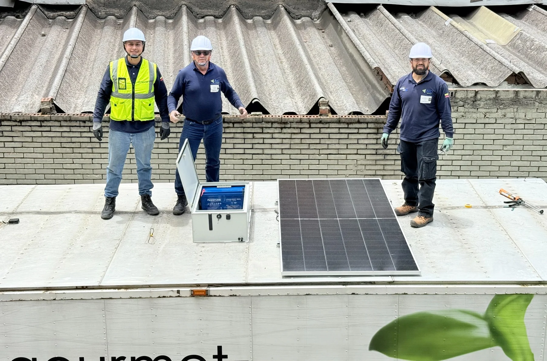 Sistema solar autónomo para cámaras de seguridad instalado en camión por AID GROUP
