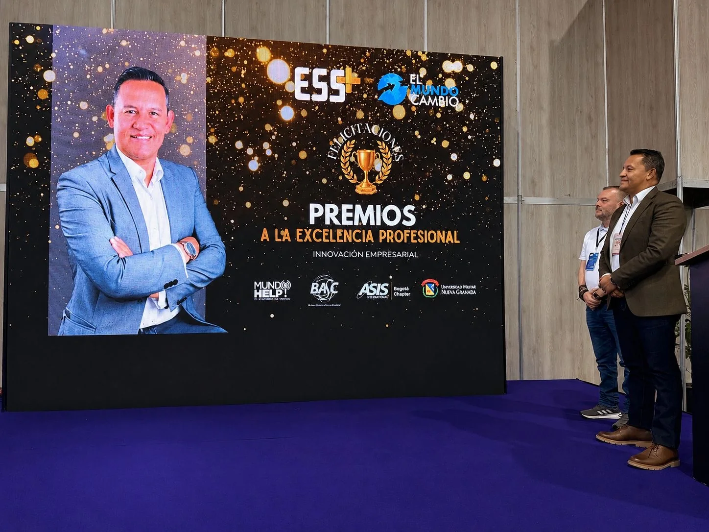 Pantalla de premiación de Iván Cabrera en categoría Innovación Empresarial