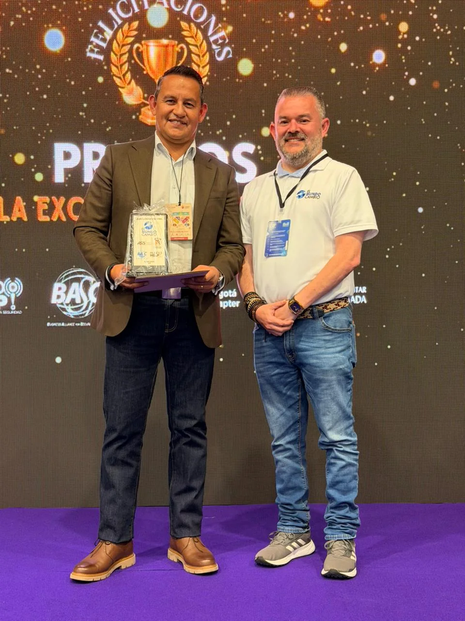 Momento de entrega del reconocimiento a Iván Cabrera en los Premios a la Excelencia Profesional 2026