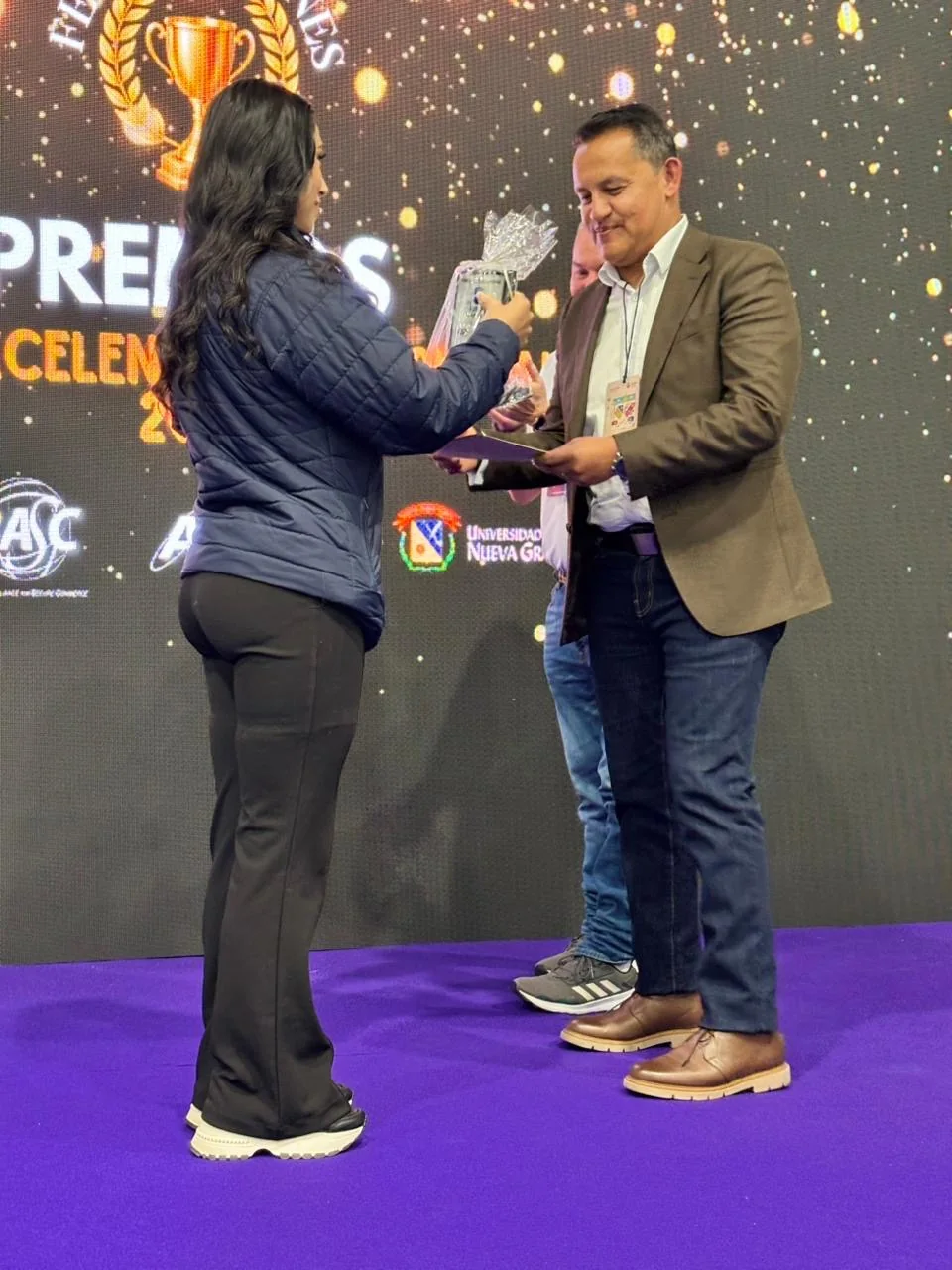 Iván Cabrera recibiendo el reconocimiento de Innovación Empresarial